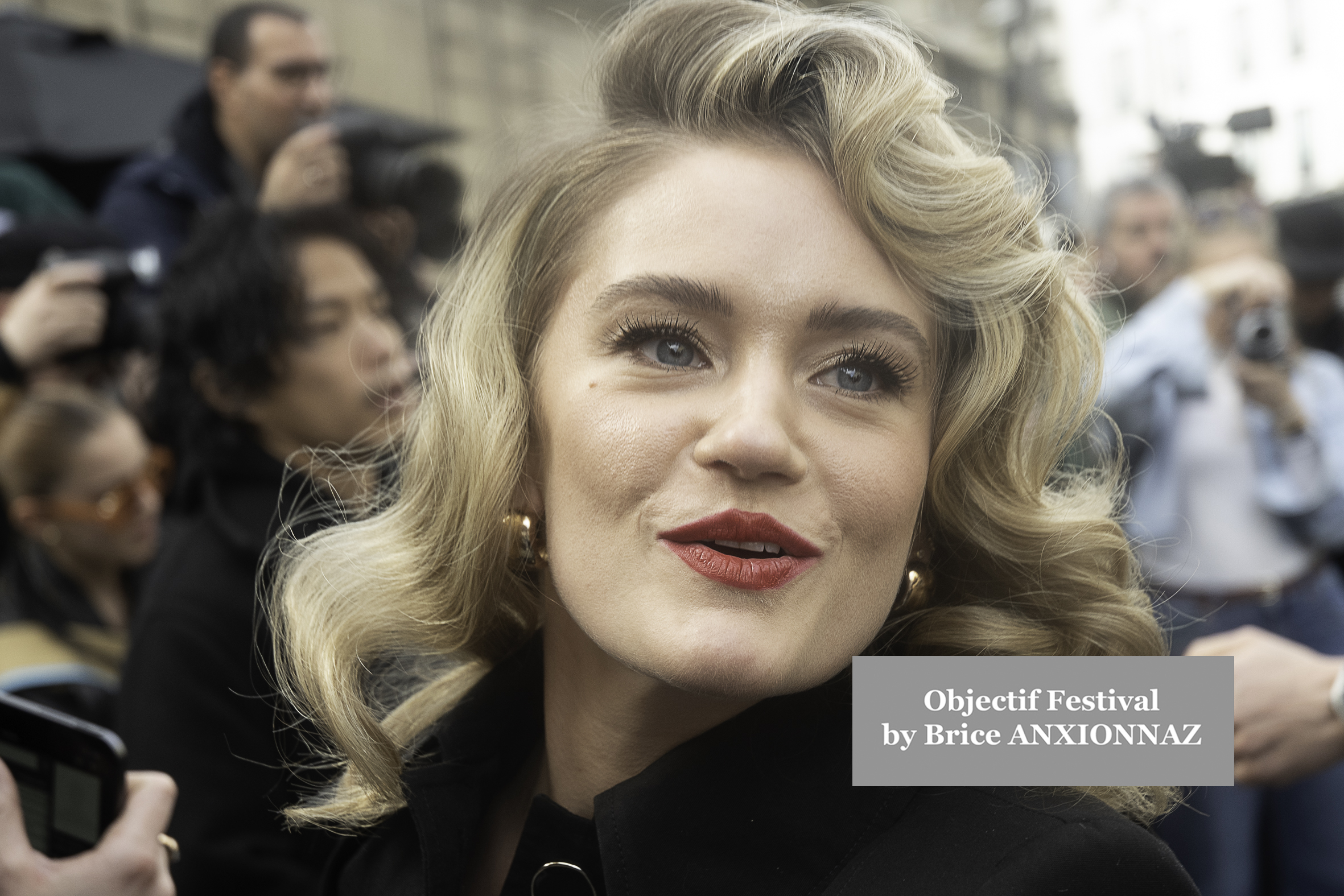 Photo streetstyle de Diane Kruger - Streetstyle photos of guest arrivals at the Nina Ricci show lors du défilé Nina Ricci Spring 2025 à Streetstyle-photos-of-guest-arrivals-at-the-Nina-Ricci-show, Paris Fashion Week le 7 March 2025 par Brice ANXIONNAZ (Objectif Festival)